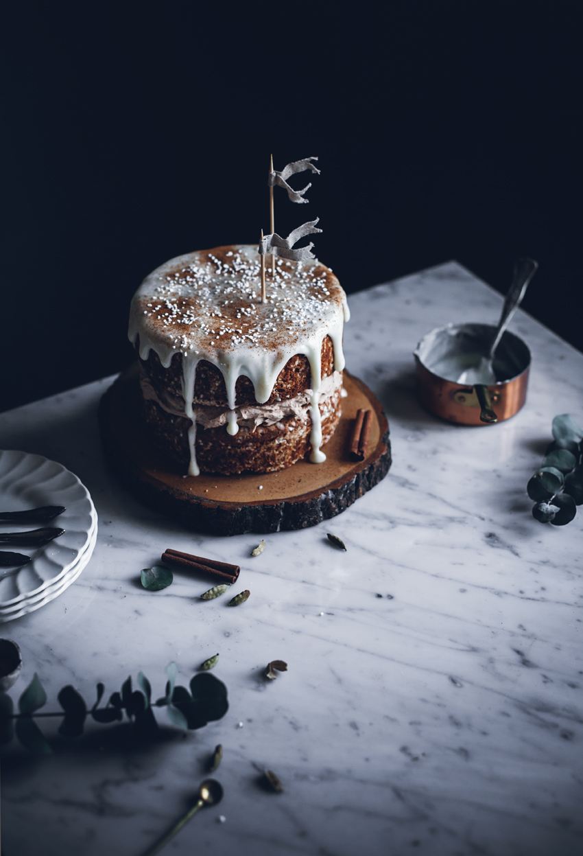 Cinnamon bun cake with lingonberries